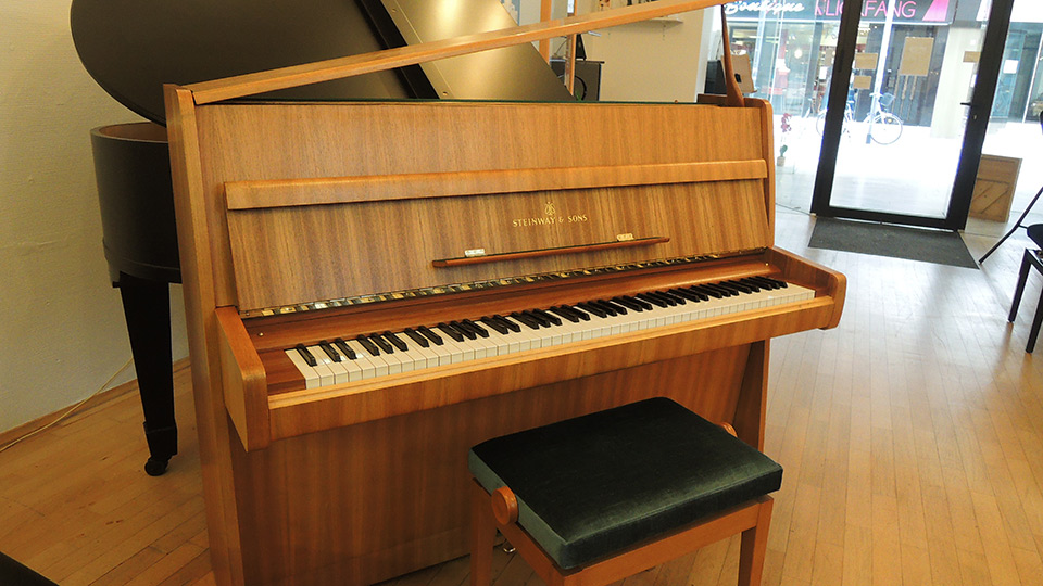 Steinway-Z-002