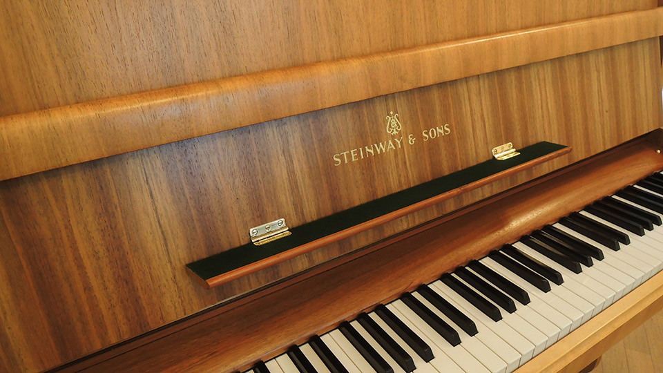 Steinway-Z-010